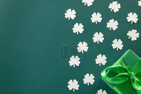 Foto de St Patricks Day decoration background concept. shamrocks leaves holiday symbol with copy space on green background, above view gift box green clover leaves festive decor, Banner greeting card - Imagen libre de derechos