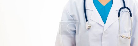 Téléchargez les photos : Docteur Day Concept. Infirmière confiante debout avec stéthoscope, médecin en uniforme blanc, isolée sur fond blanc, assurance médicale et soins de santé - en image libre de droit