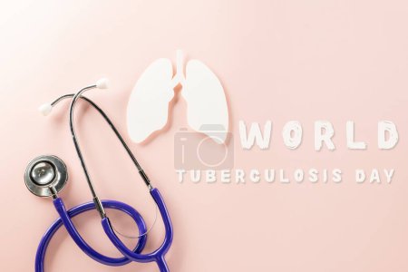 Téléchargez les photos : World Tuberculosis Day. Top view of lungs paper symbol and medical stethoscope on pink background, copy space, lung cancer awareness, concept of world TB day, Healthcare and medicine concept - en image libre de droit