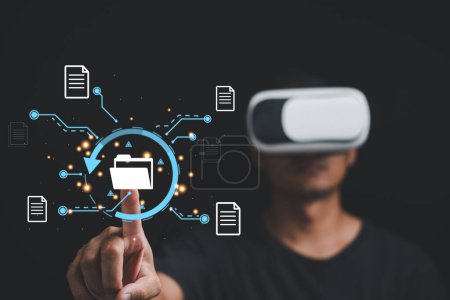 Foto de Realidad virtual VR entusiasta de usar gafas, accediendo a la web mundial en metáfora virtual. sistemas de gestión de documentos eficientes DMS en el mundo de la tecnología futura. - Imagen libre de derechos