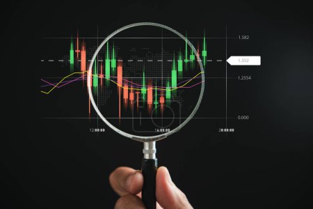 Téléchargez les photos : Une approche stratégique des traders sur le marché boursier, vue à travers la loupe qui améliore le graphique technique du graphique à barres, signalant des concepts d'investissement rentables. - en image libre de droit