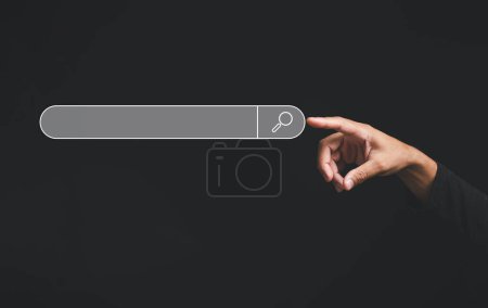 Téléchargez les photos : Finger touche le bouton d'une barre de recherche vierge sur une bannière Web d'affaires faisant la promotion du concept d'optimisation des moteurs de recherche fond noir. l'importance de l'écran numérique du référencement dans la technologie mondiale - en image libre de droit