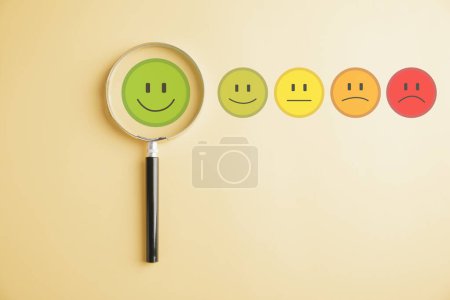 Foto de Lupa revela sonriente icono de la cara, la búsqueda de la felicidad. Satisfacción del cliente y evaluación post-servicio o encuesta de marketing. Aumento, satisfacción y reputación, enfatizó el cliente. - Imagen libre de derechos