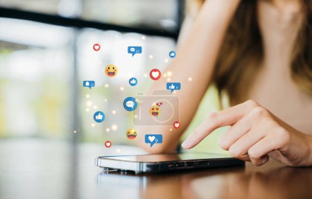 Digitales Marketingkonzept mit Social-Media-Benachrichtigungssymbolen auf Mobiltelefonen, Personenhaltegeräten, Online-Kommunikation und Vernetzung, Social Media