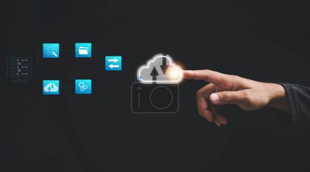 Foto de Con un toque de dedo, el hombre de negocios se conecta al icono de la nube, desbloqueando el poder del documento de tecnología de la nube. Transferencia de datos sin fisuras y acceso a la información en una red digital. - Imagen libre de derechos