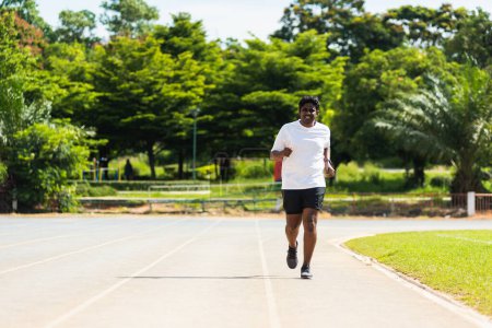 Téléchargez les photos : Asiatique jeune mode de vie athlète sportif coureur noir homme porter des pieds chaussures entraînement de course active à l'extérieur sur la route de ligne tapis roulant, séance d'entraînement d'exercice sain - en image libre de droit