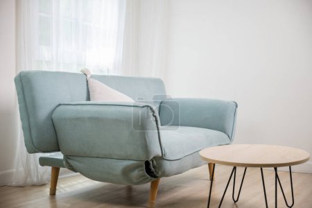 Foto de Una foto real. Sofá en sala de estar con ventanas de estilo minimalista, diseño interior de apartamento moderno y muebles de moda - Imagen libre de derechos