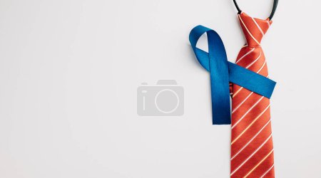 Téléchargez les photos : Soulignant la santé des hommes et la sensibilisation au cancer de la prostate, un ruban bleu se dresse haut sur un fond blanc en novembre et septembre. - en image libre de droit
