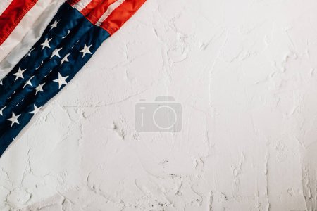 Téléchargez les photos : Un drapeau américain vintage le jour des anciens combattants, incarnant l'honneur, l'unité et la fierté. Les étoiles et les rayures symbolisent le rôle des gouvernements dans la gloire patriotique. isolé sur fond de ciment - en image libre de droit