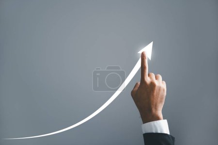 Foto de Un hombre de negocios que señala la mano guía una flecha en un gráfico, que ilustra el plan de crecimiento futuro corporativo. el concepto de desarrollo empresarial, crecimiento y el camino hacia el éxito. - Imagen libre de derechos