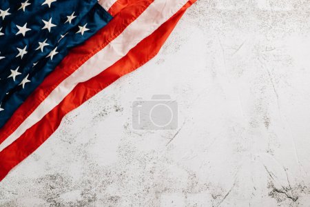 Foto de Bandera americana vintage para el Día de los Veteranos, un símbolo de honor, unidad y orgullo. Estrellas, rayas y gobierno en los Estados Unidos simbolizan la gloria patriótica. aislado sobre fondo de cemento - Imagen libre de derechos