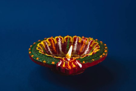 Téléchargez les photos : Lampes diya argile colorée brillent lumineux, bonheur et prospérité. Parfait pour Diwali Holi et les invitations à thème religieux. Lampes brillantes et lumineuses ambiance festive. Diwali et Holi célébration. - en image libre de droit