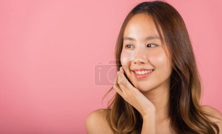 Téléchargez les photos : La féminité. Asiatique belle jeune femme sourire masque correctifs cosmétiques gel sous les yeux, Portrait femme toucher peau propre médical hydrogel oeil patch sur le visage, isolé sur fond rose, soins de la peau - en image libre de droit