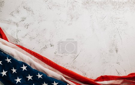 Téléchargez les photos : Un drapeau américain vintage le jour des anciens combattants, représentant l'honneur, l'unité et la fierté. Les étoiles et les rayures symbolisent le rôle des gouvernements dans la gloire patriotique. isolé sur fond de ciment - en image libre de droit