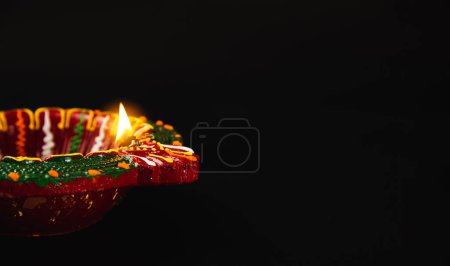 Téléchargez les photos : L'étreinte chaleureuse de Diwalis se ressent à travers ces lampes diya en argile rayonnante, signifiant prospérité et bonheur, sur un fond noir serein. Parfait pour les invitations, l'art abstrait et les cérémonies religieuses. - en image libre de droit