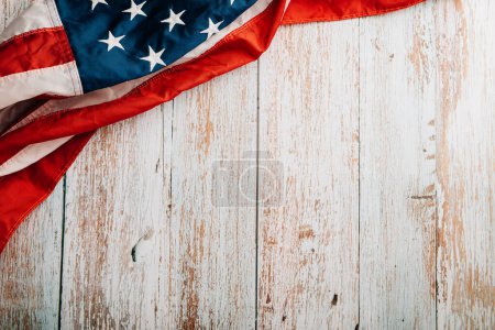 Téléchargez les photos : Hommage aux anciens combattants lors de la Journée des anciens combattants, drapeaux américains sur fond de bois, symbolisant l'honneur, la fierté et la liberté. Le 11 novembre est un jour pour se souvenir de nos héros. - en image libre de droit