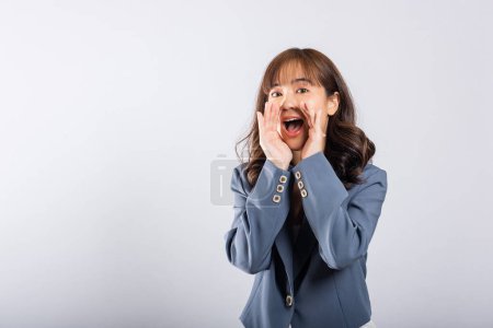 Téléchargez les photos : Asiatique heureux portrait belle mignon jeune femme adolescent debout main sur la bouche parler nouvelles annonce studio tourné isolé sur fond blanc, Thai femelle regardant à côté avec copie espace - en image libre de droit