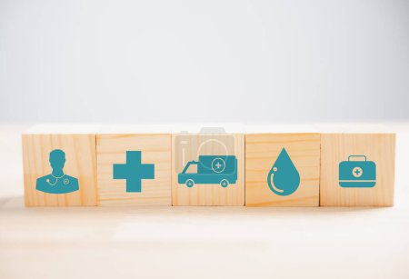 Foto de Icono médico corona una pila piramidal de bloques de cubo de madera, que representan los conceptos de salud y seguros. fondo blanco ofrece espacio de copia para la vacunación, salud y tecnología médica. - Imagen libre de derechos