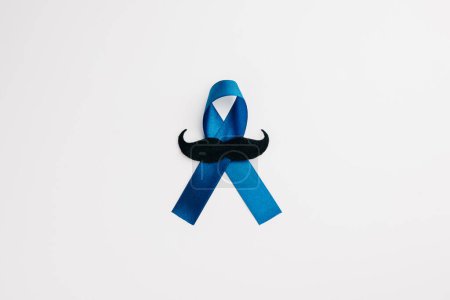 Téléchargez les photos : Une vue de dessus d'un ruban bleu avec une moustache, symbolisant le soutien pour les hommes, isolé sur un fond blanc. Parfait pour les soins de santé, la recherche et les événements de sensibilisation. - en image libre de droit
