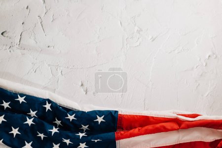 Téléchargez les photos : Un drapeau américain vintage pour la Journée des anciens combattants, symbolisant l'honneur, la fierté et l'unité aux États-Unis. Les étoiles et les rayures patriotiques reflètent l'importance des gouvernements. isolé sur fond de ciment - en image libre de droit