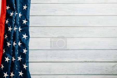 Téléchargez les photos : Scène patriotique de la Journée des anciens combattants, drapeaux américains sur fond de bois symbolisant honneur, fierté et démocratie. Le 11 novembre est une journée pour célébrer nos anciens combattants. - en image libre de droit
