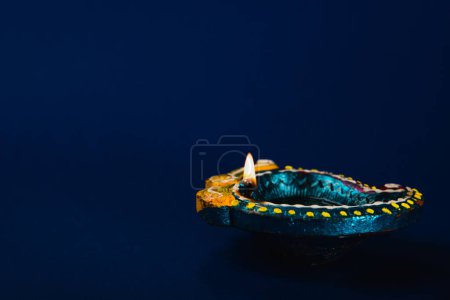 Téléchargez les photos : Diwali et Holi célèbrent avec des lampes diya en argile vibrante. Symboles de prospérité et de bonheur, ces lampes brillantes et lumineuses créent une atmosphère festive. invitations et art religieux. - en image libre de droit
