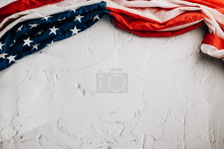 Foto de Bandera americana vintage para el Día de los Veteranos, que simboliza honor, unidad y orgullo. Estrellas, rayas y gobierno en los Estados Unidos son parte integral de la gloria patriótica. aislado sobre fondo de cemento - Imagen libre de derechos