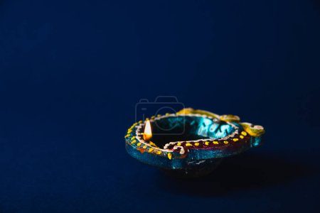Téléchargez les photos : Des lampes diya colorées illuminent la nuit de Diwali, symbolisant bonheur et prospérité, Diwali parfait, Holi et invitations à thème religieux. lampes en laiton brillant illuminent la nuit. Diwali et Holi célébration - en image libre de droit