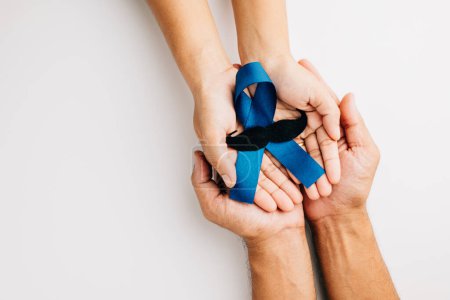 Téléchargez les photos : Novembre, embrasser la sensibilisation au cancer de la prostate avec ruban bleu clair mettant en vedette un symbole de moustache de soutien pour la santé masculine. Idéal pour les soins de santé, Journée internationale des hommes, concepts de la Journée mondiale du cancer. - en image libre de droit