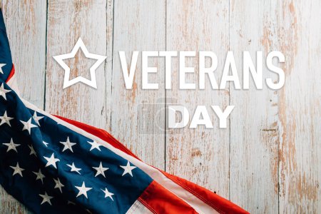 Foto de Recordando a nuestros veteranos en el Día de los Veteranos con una exhibición patriótica de banderas estadounidenses sobre un fondo de madera. 11 de noviembre significa la gloria y la unidad de nuestras naciones. - Imagen libre de derechos