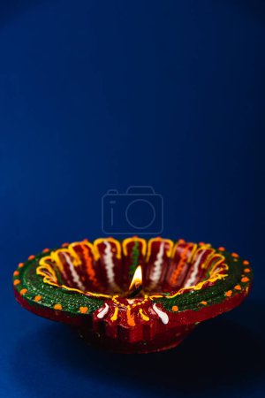 Foto de Celebra Diwali con estas lámparas de diya de arcilla brillante, símbolos de prosperidad y felicidad, irradiando calor sobre un fondo azul. Perfecto para invitaciones, arte de temática religiosa y superposiciones de texto. - Imagen libre de derechos