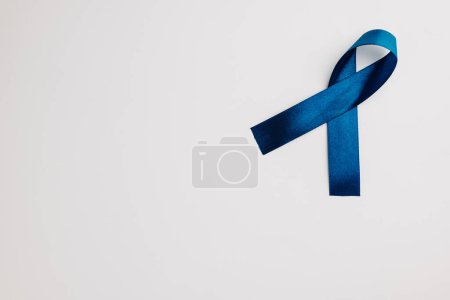 Téléchargez les photos : Sur fond blanc, un ruban bleu brille comme symbole de la journée mondiale du diabète le 14 novembre. Copiez l'espace disponible pour vos messages de soutien. - en image libre de droit