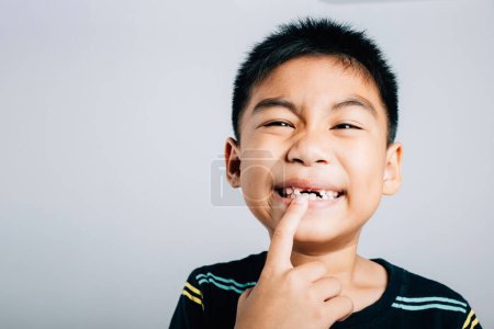 Téléchargez les photos : Petit garçon large sourire révèle l'écart de molaire croissante. À six ans, perdre des dents de bébé marque une étape charmante dans la croissance et les soins dentaires. portrait joyeux. dents nouvelles lacunes problèmes de dentiste - en image libre de droit