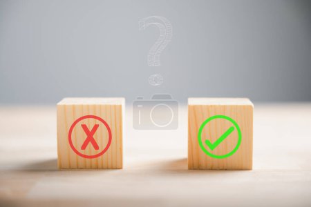 Téléchargez les photos : Les blocs de bois illustrent le concept du "oui ou non" représentant les idées d'affaires et de style de vie. Processus décisionnel mis en évidence. Pensez avec oui ou non. - en image libre de droit
