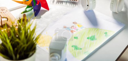 Téléchargez les photos : Enfant dessin coloré famille debout tenir la main sur la planète terre sur papier blanc, Enfant dessin préscolaire avec crayon sur la table, concept de jour de la Terre - en image libre de droit