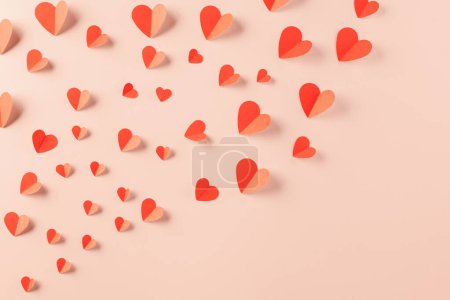 Téléchargez les photos : Happy Valentines day concept. Symbol of love paper art with copy space for text, handmade red paper hearts shape cutting pastel pink background, Mothers Day - en image libre de droit