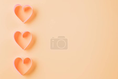 Téléchargez les photos : Vue du dessus plat ruban rose en forme de coeur symbole décoratif sur fond pastel, concept de romance d'amour, conception de bannière modèle avec espace de copie, Mère, Fête des femmes, Bonne Saint-Valentin - en image libre de droit
