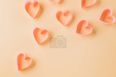 Téléchargez les photos : Vue du dessus plat ruban rose en forme de coeur symbole décoratif sur fond pastel, concept de romance d'amour, conception de bannière modèle avec espace de copie, Mère, Fête des femmes, Bonne Saint-Valentin - en image libre de droit