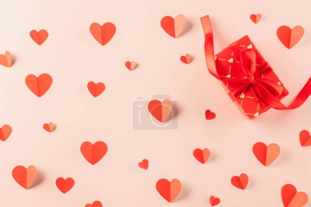 Téléchargez les photos : Happy Valentines Day Background. Top view beautiful hearts and gift boxes on pastel pink background surprise your loved with space for text, mothers day, concept banner holiday - en image libre de droit