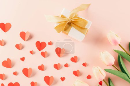 Téléchargez les photos : Happy Valentine Day Background. Vue de dessus plat couche de coeurs en papier, fleur et boîte cadeau sur fond rose pastel surprendre votre aimé avec de l'espace pour le texte, salutation d'anniversaire, web design bannière vacances - en image libre de droit