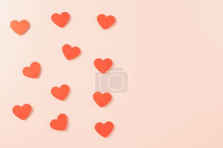 Foto de Happy Valentines day concept. Red paper hearts cutting pastel pink background, Symbol of love paper art with copy space for text, Mothers Day - Imagen libre de derechos