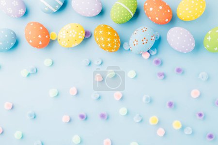 Téléchargez les photos : Colorful easter eggs isolated on blue background with copy space, Funny decoration, Creative composition banner web design holiday background, Happy Easter Day greeting card, flat lay top view - en image libre de droit