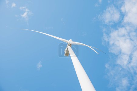 Foto de Una escena serena de turbinas de molinos de viento en una montaña demuestra la innovación de energía limpia. La tecnología moderna apoya el desarrollo sostenible bajo el cielo azul sin fin. - Imagen libre de derechos