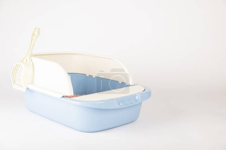 Eine saubere und isolierte Katzentoilette mit Schaufel, die eine Kunststoffkiste auf weißem Hintergrund zeigt. Achten Sie auf die Hygiene und Sauberkeit Ihrer Haustiere Wurfbox.