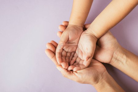 Téléchargez les photos : Fête de la famille, parents et enfants tenant les mains vides vue du dessus isolé. Symboliser le soutien à la cohésion et les liens générationnels. - en image libre de droit