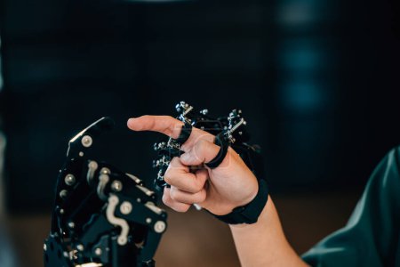 Foto de Adolescente asiático aprende felizmente tecnología probando un robot mano y brazo para el desarrollo educativo en una universidad técnica. Abrazar la IA y la humanidad en los estudios futuristas. - Imagen libre de derechos