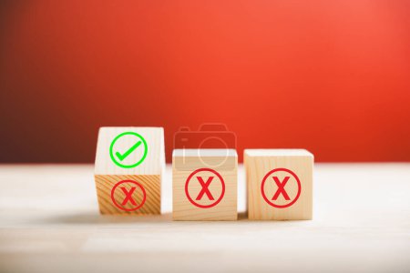 Holzkugel verwandelt rote falsche Symbole in grüne Häkchen, die Geschäftslösung und erfolgreiche Entscheidungsfindung darstellen. Auf Holzwürfeln verschieben sich Porträts von rechts nach rechts. Denken Sie mit Ja oder Nein.