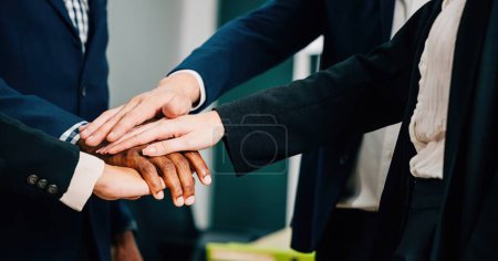 Téléchargez les photos : Entrepreneurs et employés s'unissent dans un bureau moderne, formant un cercle et se tenant la main dans un acte symbolique de travail d'équipe et d'unité. la diversité et la communication sont un exemple inspirant d'unité. - en image libre de droit