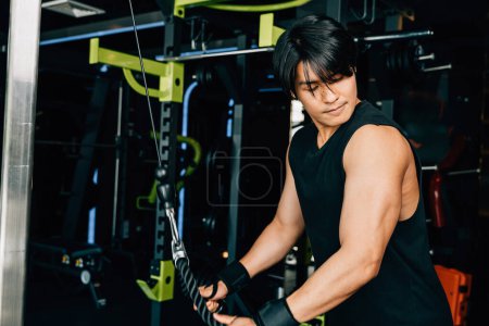 Bodybuilder, der während eines Krafttrainings im Fitnessstudio Seilzüge durchführt und dabei Muskeln und Kraft in seinen Armen aufbaut. Krafttraining für den Oberkörper
