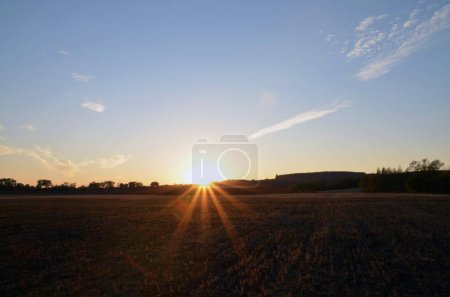 Sonnenaufgang und Sommerfeld, natürlicher sonniger Hintergrund